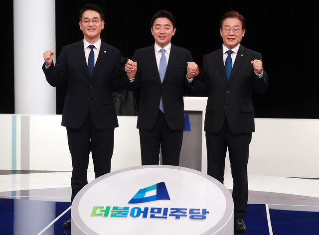 더불어민주당 박용진(왼쪽부터), 강훈식, 이재명 당대표 후보가 9일 오후 부산 MBC에서 열린 TV토론회에서 기념촬영하고 있다. 한편, 더불어민주당 전해철 의원은 10일 당내에서 논의 중인 '기소 시 당직 정지' 당헌 규정 개정과 관련해 "전당대회 과정에서 개정이 이뤄져서는 안된다"고 공개적으로 반대했다. (사진=연합뉴스)