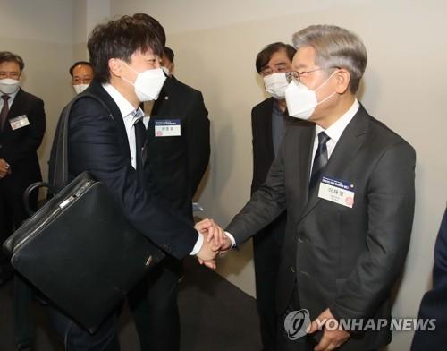 지난해 대선을 앞두고 만난 당시 국민의힘 이준석 대표와 민주당 이재명 대선후보. (사진=연합뉴스)