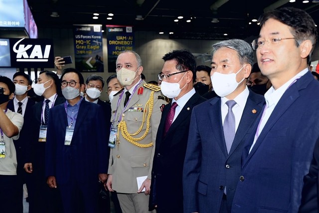 KAI 부스를 방문한 이종섭 국방부장관(오른쪽에서 두번째). (사진=KAI)