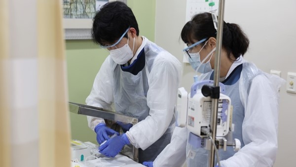 이동윤 핵의학과 교수와 유선희 전담간호사가 환자에게 플루빅토 약제를 투여하고 있다. [서울아산병원]