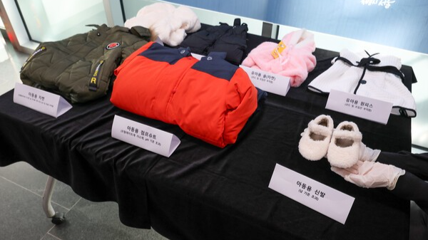 서울시 관계자가 해외 온라인 플랫폼 상품 안전성 조사 부적합 제품을 공개하고 있다. 이번 조사에서는 알리익스프레스·테무·쉬인 등에서 판매 중인 아동용 제품이 프탈레이트계 가소제, 납, 카드뮴 등 유해물질이 기준치를 초과해 검출되거나 물리적 시험에서 부적합 판정을 받았다. [연합뉴스]