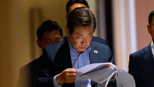 이재명 대통령의 미국 순방을 앞두고 정재계 안팎에서 우려와 기대가 쏟아지고 있다. 이런 가운데 강훈식 비서실장과 조현 외교부장관이 일본을 건너뛰고 대통령의 방미에 앞서 의제 조율에 나설 것이라는 전망이 나오면서 이번 이 대통령의 순방이 외교 무대 시험대가 될 것이라는 전망이 나온다. [글=이창환 기자, 사진=대통령실]