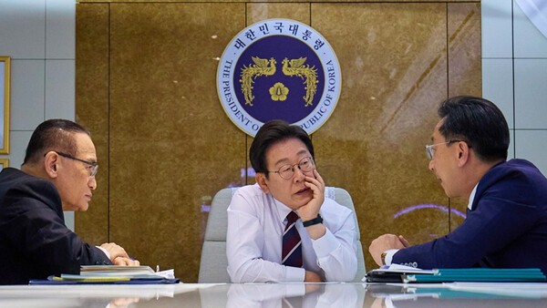 위성락 안보실장은 이재명 대통령의 캐나다 G7 회의 참석 시에도 동했했고, 이번 일본, 미국 순방에도 동행한다. 사진은 G7회의 참석 당시 공군 1호기에서 회의를 하고 있는 이 대통령. [대통령실]