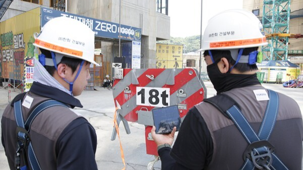 스마트 안전진단 장비와 연계된 모니터링 대시보드를 통해 와이어로프 상태를 확인하고 있다. [한화건설]
