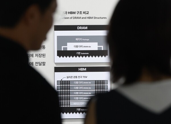 지난 8월 7일, 경기도 국립과천과학관 미래상상SF관에서 반도체 전시관을 찾은 관람객들이 그래픽처리장치(GPU)와 고대역폭 메모리(HBM) 구조 등에 대한 설명을 살펴보고 있다. [연합뉴스]