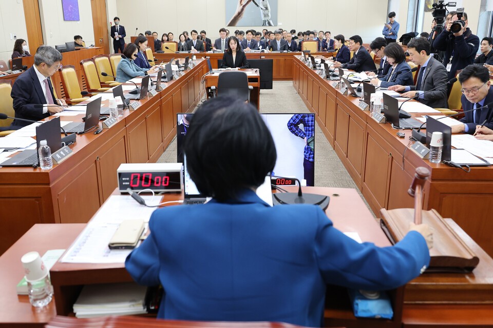 의사봉 두드리는 최민희 위원장// 17일 서울 여의도 국회에서 열린 과학기술정보방송통신위원회 전체회의에서 최민희 위원장이 의사봉을 두드리고 있다. [연합뉴스]