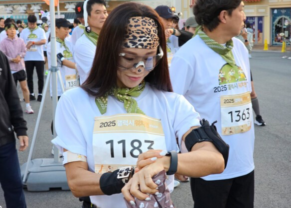 ‘갤럭시 워치런 @사파리’ 참가자들이 ‘갤럭시 워치8 시리즈’에 탑재된 제미나이 음성 명령을 통해 ‘삼성 헬스’ 달리기 모드를 실행하는 모습. [사진=삼성전자 제공]