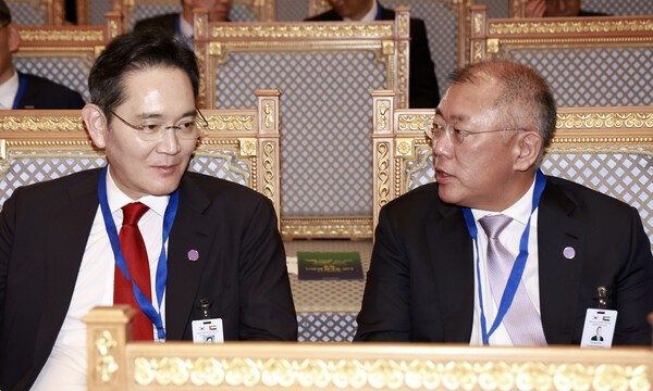 이재용 삼성전자 회장(왼쪽)과 정의선 현대자동차 그룹 회장이 18일(현지시간) 아랍에미리트(UAE) 아부다비 대통령궁에서 열린 한-UAE 문화교류 행사에 참석해 대화하고 있다. [연합뉴스]