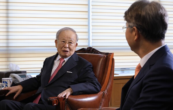 손경식 한국경영자총협회 회장(왼쪽)이 11월 11일 서울 마포구 경총회관에서 김지형 경제사회노동위원회 위원장과 만나 대화하고 있다. [연합뉴스]