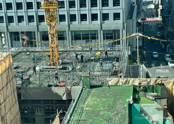 공사장에서 작업하는 건설근로자들 모습. [사진=이코노미톡뉴스DB]