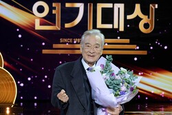 '2024 KBS 연기대상'에서 대상 수상한 배우 이순재. [연합뉴스]