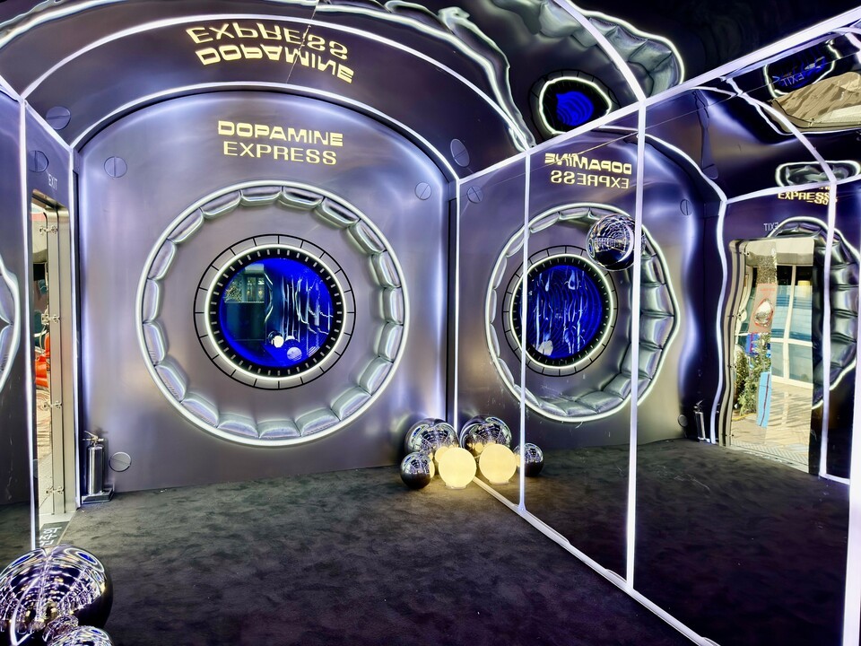 아이파크몰 해피니스 스테이션 도파민 익스프레스 내부. [HDC아이파크몰 제공] //HDC그룹 유통 전문 기업 HDC아이파크몰이 올겨울 쇼핑몰을 환상적인 기차역으로 탈바꿈시키며 고객들을 설렘 가득한 크리스마스 여행으로 초대한다고 밝혔다. 금번 시즌 테마는 ‘기프트 러시, 도파민 익스프레스(Gift Rush, DOPAMINE EXPRESS)’로, 쇼핑의 즐거움과 여행의 기대감을 결합한 공간 연출이 특징이다.