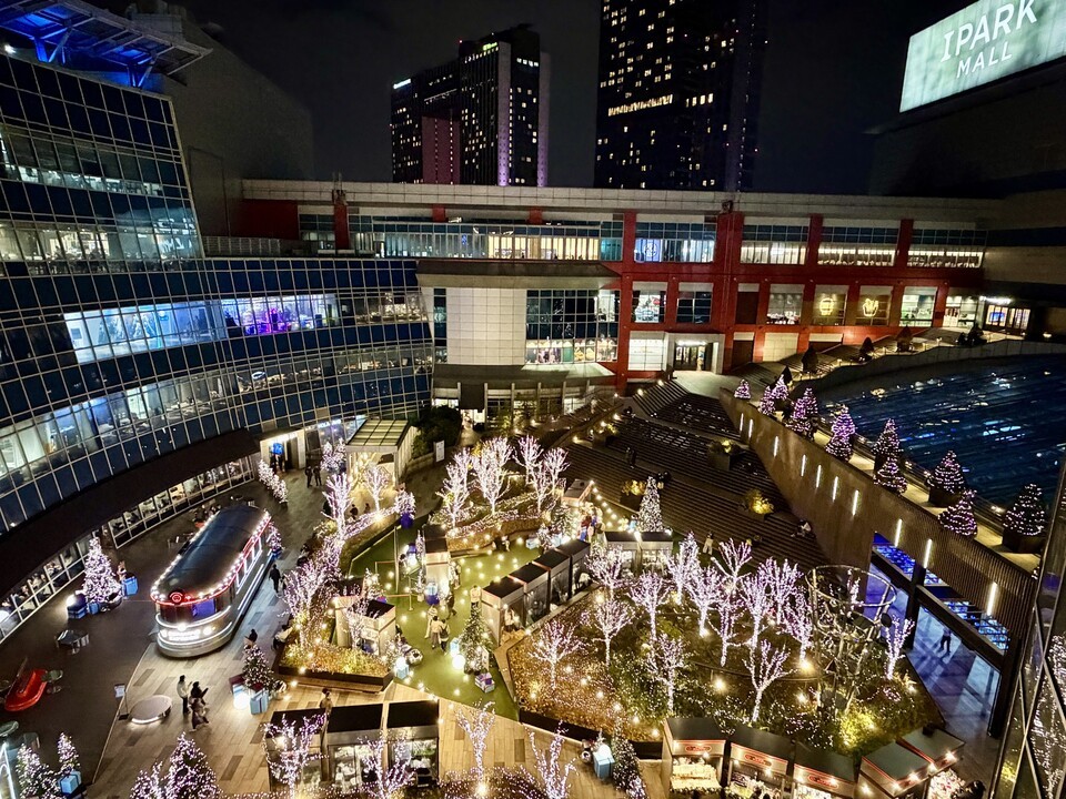 아이파크몰 4층 더 가든 해피니스 스테이션 크리스마스 마켓. 또한 방문객들은 새해 소망을 적는 ‘도파민 메모리 월’, 추억을 남길 수 있는 ‘도파민 포토부스’, 몰 곳곳의 스탬프 존을 인증하는 ‘도파민 스탬프 투어’ 등 다양한 체험형 콘텐츠를 즐길 수 있다. HDC그룹 계열사와 연계한 ‘그룹사 시너지 프로모션’도 마련돼 파크 하얏트, 파크로쉬, 안다즈 강남, 오크밸리 등 5성급 호텔·리조트 숙박권과 대규모 포인트가 경품으로 제공된다.