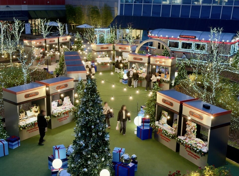 최용화 HDC아이파크몰 영업본부장은 “이번 테마는 단순한 크리스마스 장식을 넘어 쇼핑몰의 공간적 특색과 재미 요소가 모두 가미된 차별화된 콘텐츠”라며 “릴레이 크리스마스 마켓과 다양한 포토존에서 행복한 추억을 만들어 보시길 바란다”고 말했다.