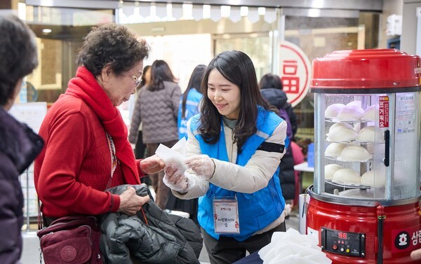 11일, 서울 서초구 양재노인종합복지관에서 상미당홀딩스 해피봉사단이 설 명절을 맞아 관내 어르신들에게 호빵을 나누고 있다. [사진=상미당홀딩스 제공]