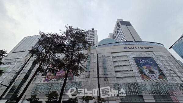 [백화점 AI 혁신 ②] 롯데백화점, 쇼핑 불편 줄이는 ‘실용형 AI’ 박차