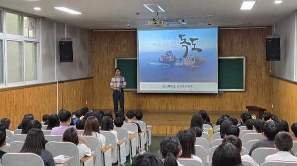 日 교과서 왜곡 맞서... 전국 학교 찾아가는 독도강사들 - 뉴스 썸네일 이미지