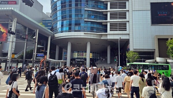 [현장] "키덜트 성지된 용산"... 폭염에 '몰캉스'하러 아이파크몰 몰린다 - 뉴스 썸네일 이미지